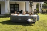 Bestway® Lay-Z-SPA® XXL-Whirlpool Mauritius AirJet™ mit App-Steuerung, für 7 Personen Ø 270 x 180 x 71 cm, Holz-Optik (Basaltgrau)